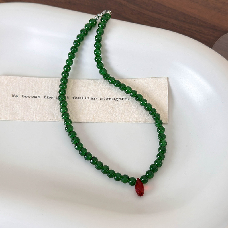 Vintage Green Beaded Necklace  - Vintage Fashion Faire 评论和价格